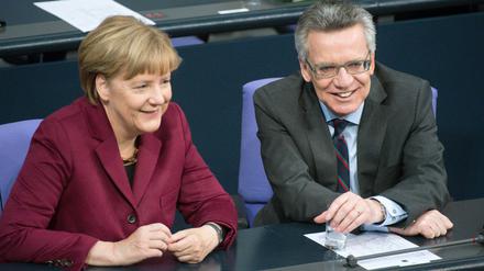 Kanzlerin Angela Merkel setzt auf Bundesinnenminister Thomas de Maiziere (beide CDU).