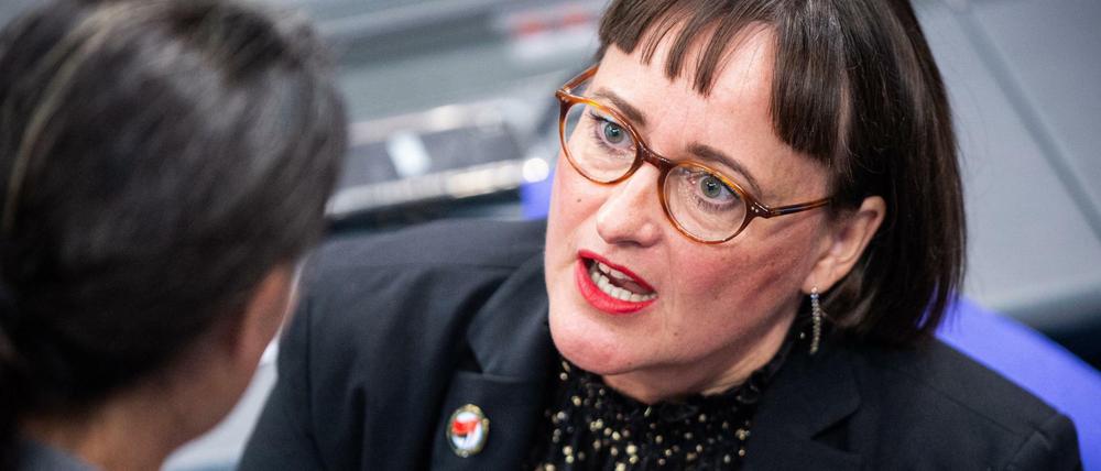Mit Antifa-Button im Bundestag: die Linken-Bundestagsabgeordnete Martina Renner.