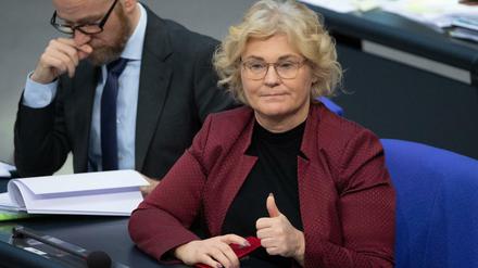 Christine Lambrecht (SPD), Bundesjustizministerin, hebt während der Bundestagssitzung zum Thema Cybergrooming nach der Abstimmung den Daumen.