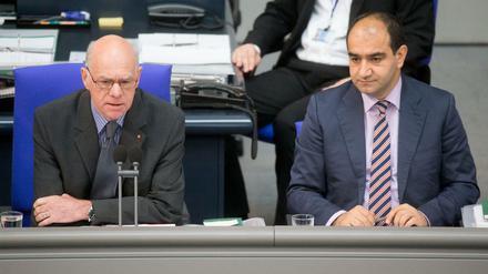 Zu Beginn der Plenarsitzung nahm neben Bundestagspräsident Norbert Lammert (links, CDU) der Grünen-Abgeordnete Özcan Mutlu (Bündnis 90/Die Grünen) Platz.