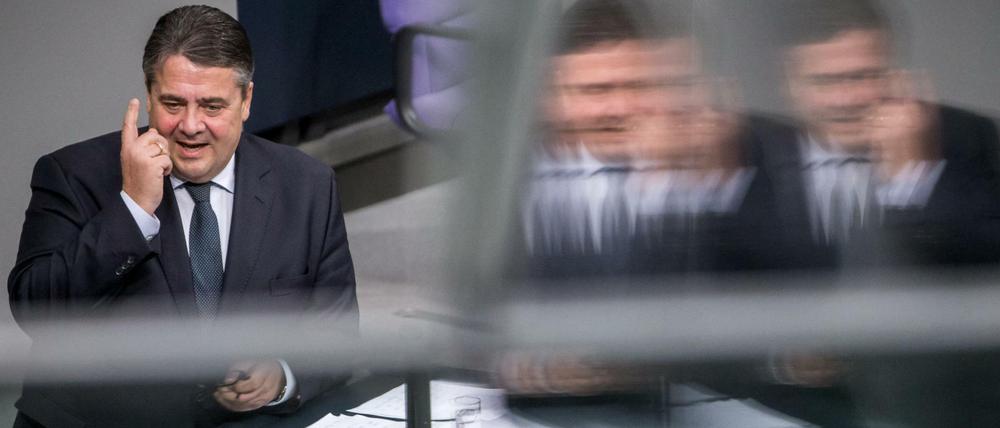 Die Krise dürfe nicht zu Verteilungskämpfen führen, sagte Sigmar Gabriel am Donnerstag im Bundestag.