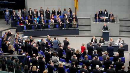 Alle Bundestagsabgeordneten, abgesehen von der AfD-Fraktion (l), erheben sich bei der Plenarsitzung des Deutschen Bundestages nach der Rede des Präsidenten der französischen Nationalversammlung, Francois de Rugy. 