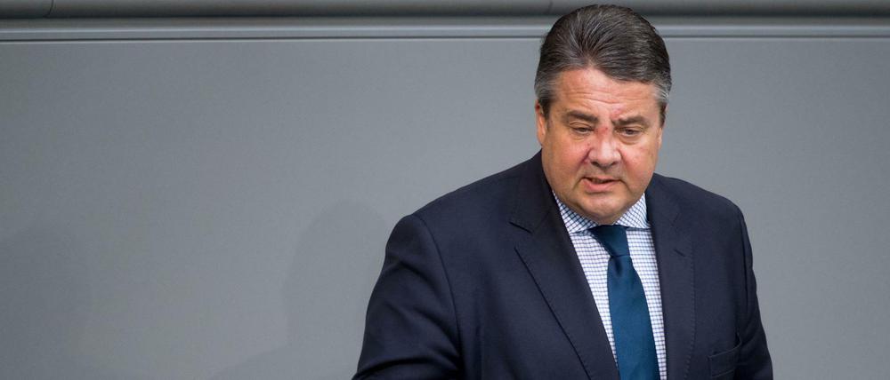 Bundeswirtschaftsminister Sigmar Gabriel (SPD) spricht am 28.04.2016 in Berlin im Bundestag zu den Abgeordneten.