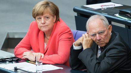 Bundeskanzlerin Angela Merkel und Bundesfinanzminister Wolfgang Schäuble verfolgen die Debatte. 