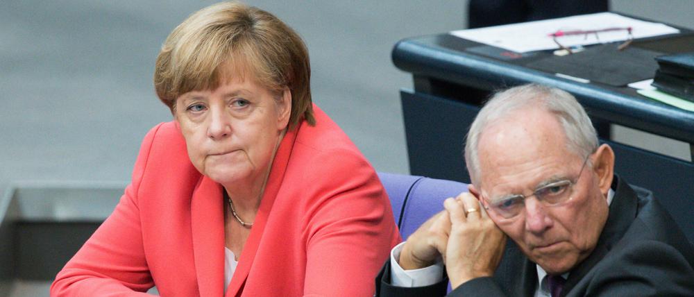 Bundeskanzlerin Angela Merkel und Bundesfinanzminister Wolfgang Schäuble verfolgen die Debatte. 