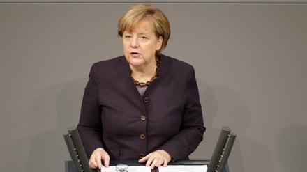 Bundeskanzlerin Angela Merkel (CDU) spricht am 25.11.2015 bei der Haushaltsdebatte im Bundestag in Berlin. 