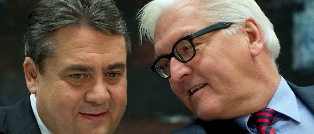 Der SPD-Vorsitzende Sigmar Gabriel (links) und Außenminister Frank-Walter Steinmeier