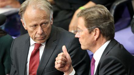 Der Fraktionschef der Grünen, Jürgen Trittin (l), unterhält sich am 30.06.2011 im Deutschen Bundestag mit Bundesaußenminister Guido Westerwelle (FDP). 