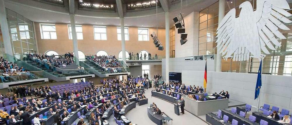 Die Diäten der Bundestagsabgeordneten sind umstritten. Laut der "Rheinischen Post" sollen die Diäten schon bald auf das Niveau der Bezüge von Richtern und Beamten der Gruppen R6 und B6 angehoben werden.