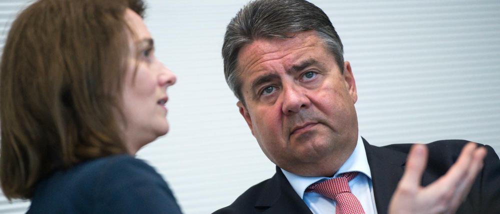Der SPD-Vorsitzende und Bundeswirtschaftsminister Sigmar Gabriel (r, SPD) und Katarina Barley, SPD-Generalsekretärin, unterhalten sich am 12.04.2016 zu Beginn der Fraktionssitzung der Sozialdemokratischen Partei Deutschlands (SPD) im Deutschen Bundestag in Berlin.