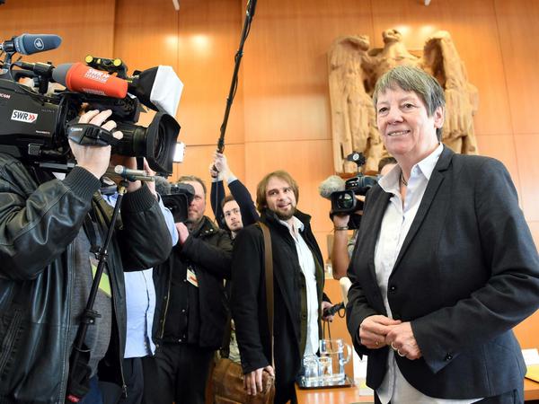 Bundesumweltministerin Barbara Hendricks (SPD) hat vor dem Bundesverfassungsgericht die Regierungsentscheidungen verteidigt. 