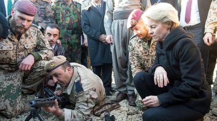 Verteidigungsministerin Ursula von der Leyen besucht Bundeswehrsoldaten, die in Kurdistan Peschmerga-Kämpfer an deutschen Waffen ausbilden.