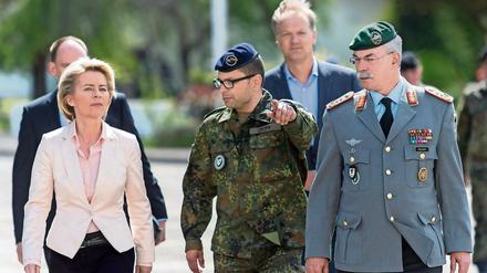 Verteidigungsministerin Ursula von der Leyen (CDU), Kommandeur Marc-Ulrich Cropp des Jägerbataillons 291 und Generalleutnant Jörg Vollmer (v.l.) gehen zu dem Gebäude, in dem der terrorverdächtige Oberleutnant Franco A. gewohnt hat. 