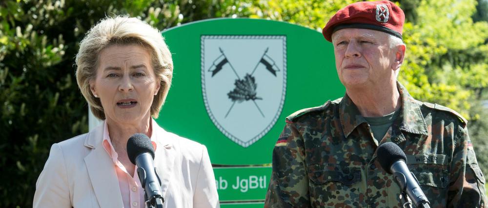 Bundesverteidigungsministerin Ursula von der Leyen (CDU) und Bundeswehr Generalinspekteur Volker Wieker (r) am Mittwoch in Illkirch. 
