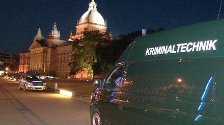 Ein Fahrzeug der Kriminaltechnik vor dem Bundesverwaltungsgericht in Leipzig