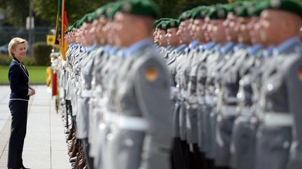 Bundesverteidigungsministerin Ursula von der Leyen (CDU) spricht am 24.09.2014 auf dem Gelände des Bundesministeriums der Verteidigung in Berlin mit Soldaten. 