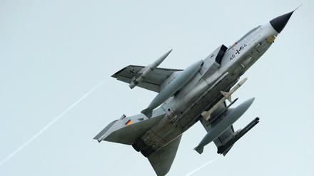 Ein Tornado bei einer Übung. Bundeswehr-Kampfjets überfliegen derzeit Gebiete in Syrien und Irak.