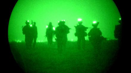 Ein Nachtsichtgerät zeigt im Jahr 2011 eine Patrouille von Bundeswehrsoldaten nahe Kundus. Das Kabinett hat am Mittwoch eine Aufstockung des deutschen Kontingents in Afghanistan beschlossen.