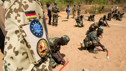 Die Einsätze der Bundeswehr - wie hier in Mali - sind multinationale Einsätze, gemeinsam mit Soldaten anderer Armeen, im Kampf für gemeinsame Werte. Warum also sollten EU-Bürger nicht der Bundeswehr dienen dürfen?