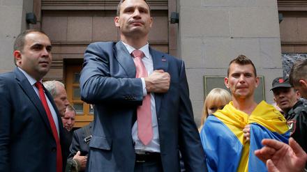 Nach dem Amtseid präsentiert sich Vitali Klitschko vor dem Kiewer Rathaus.