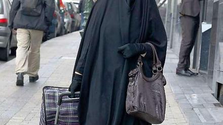 Diskriminiert fühlen sich in Frankreich Frauen, die den Vollschleier tragen wollen.