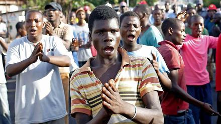 Auch am Montag sind wieder Hunderte Regierungsgegner auf die Straße gegangen, weil sie nicht damit einverstanden sind, dass Burundis Präsident sich noch eine dritte Amtszeit gönnt. Derweil hat Pierre Nkurunziza in der Provinz seine Wahlkampagne begonnen. 