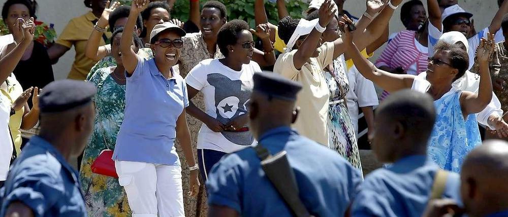 Am Sonntag haben die Frauen gegen die erneute Kandidatur des burundischen Präsidenten Pierre Nkurunziza demonstriert. Er hatte der Wahlkommission am Wochenende seine Kandidatur offiziell angezeigt. Die Polizisten wussten nicht recht, ob sie - wie zuvor auf jugendliche Demonstranten - einfach schießen sollten. 