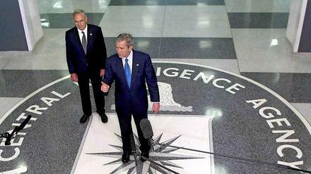 Unbelehrbar. George W. Bush (r.) verteidigt noch heute die in seiner Zeit als US-Präsident angewandten Verhörmethoden des CIA unter Leitung des J. Porter Goss (l.).