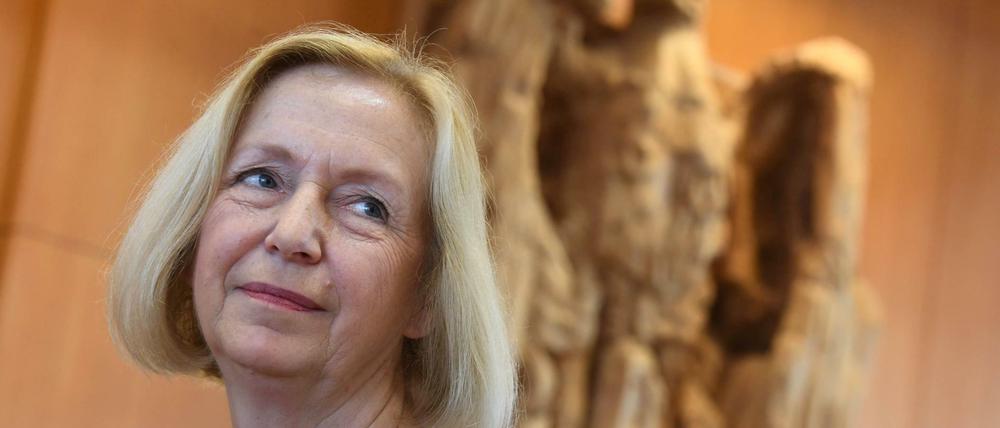 Bundesbildungsministerin Johanna Wanka (CDU) wartet am Mittwoch im Bundesverfassungsgericht in Karlsruhe (Baden-Württemberg) auf den Beginn der mündlichen Verhandlung zu den Äußerungsbefugnisse von Regierungsmitgliedern.