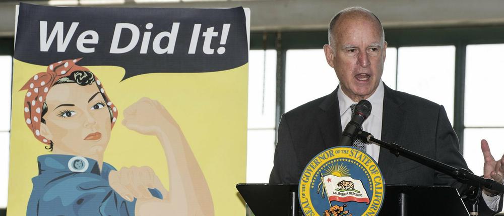 Kaliforniens Gouverneur Jerry Brown erklärt den Gesetzesentwurf zu gleichen Entlohnung von Männern und Frauen. 