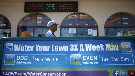 Schon länger werden die Bürger aufgefordert, ihre Rasenflächen nur dreimal pro Woche zu bewässern. Jetzt gibt es drastischere Maßnahmen. 
