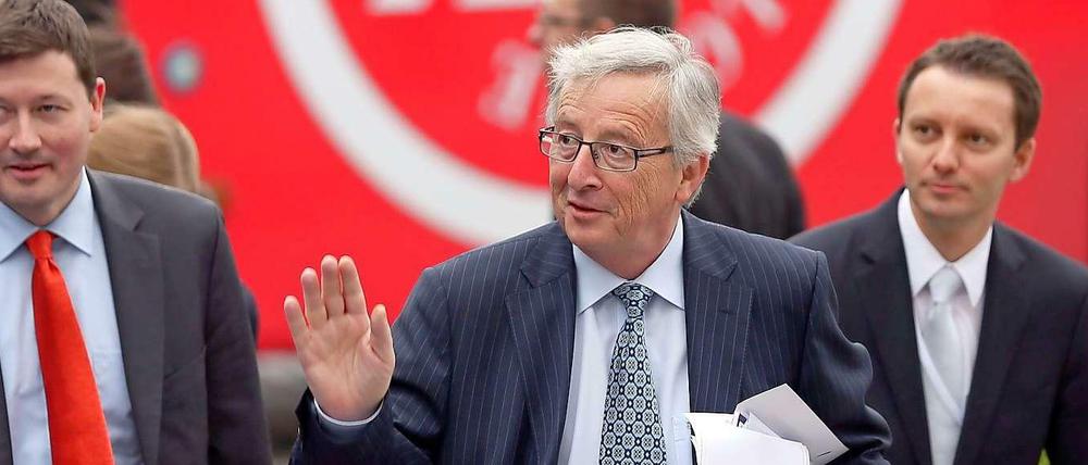 Der Spitzenkandidat der EVP, Jean-Claude Juncker (Mitte), und sein Wahlkampfmanager Martin Selmayr (links).