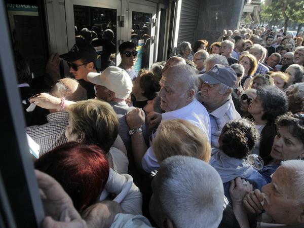 Rentner in Athen drängen sich an einer Bank, um Geld abzuheben.