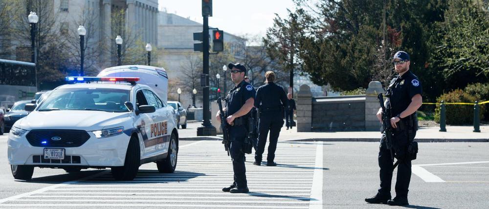Dieses Bild zeigt die Polizei des Capitols bei einem Einsatz im März, als es im Besucherzentrum zu Schüssen kam.