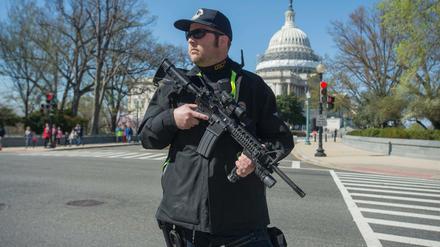 Ein Polizeibeamter vor dem Kapitol in Washington D.C. Am Montag war es in dem Besucherzentrum des Gebäudes zu einem Schusswechsel gekommen. 