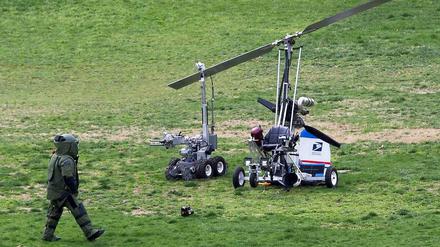 Dieser Hubschrauber für eine Person landete am Mittwoch vor dem Kapitol in Washington. Ein Sprengstoffspezialist untersucht das Gerät.