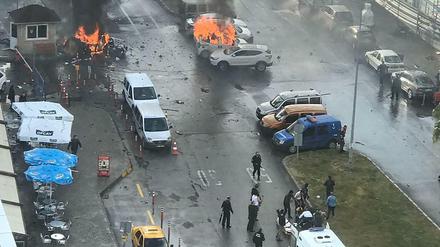 Autos brennen vor einem Gerichtsgebäude in Izmir. 