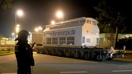 Garantiert umstritten. Ein Castor-Transport trifft in Gorleben ein. Das Foto stammt von 2011. Es dürfte wohl der letzte Transport gewesen sein, der im zentralen Zwischenlager im Wendland angekommen ist. 