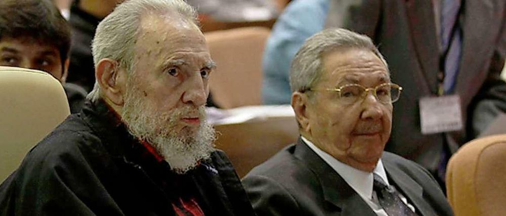 Fidel Castro (l.) und sein Bruder Raúl. 