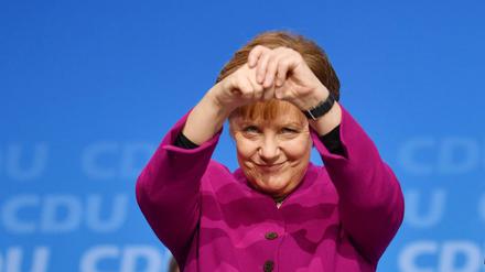 Bundeskanzlerin Angela Merkel bedankt sich für den Applaus nach ihrer Rede beim CDU-Sonderparteitag (CDU).