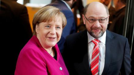 Freundliches Händeschütteln zu Beginn der Sondierungen zwischen Angela Merkel und Martin Schulz.