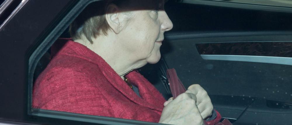 Am Wahlabend: Angela Merkel fährt in ihrer Limousine zur Sitzung der Spitzengremien der CDU im Konrad-Adenauer Haus. 