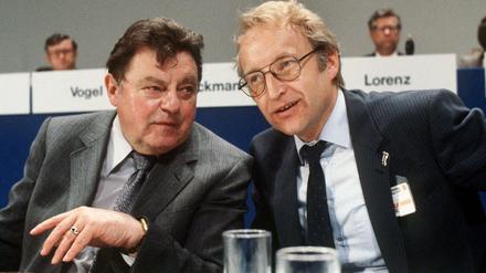 Der CSU-Generalsekretär Edmund Stoiber (r.) unterhält sich während des CSU-Parteitags im Mai 1980 in Berlin mit dem bayerischen Ministerpräsidenten Franz Josef Strauß.