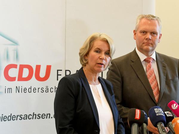 Die ehemalige Grüne Elke Twesten während einer Pressekonferenz mit CDU-Fraktionschef Björn Thümler.