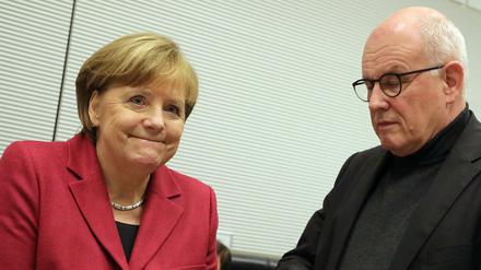 Bundeskanzlerin Angela Merkel unterhält sich am 11.12.2017 zu Beginn der Fraktionssitzung der CDU/CSU im Reichstagsgebäude in Berlin mit Fraktionschef Volker Kauder. 