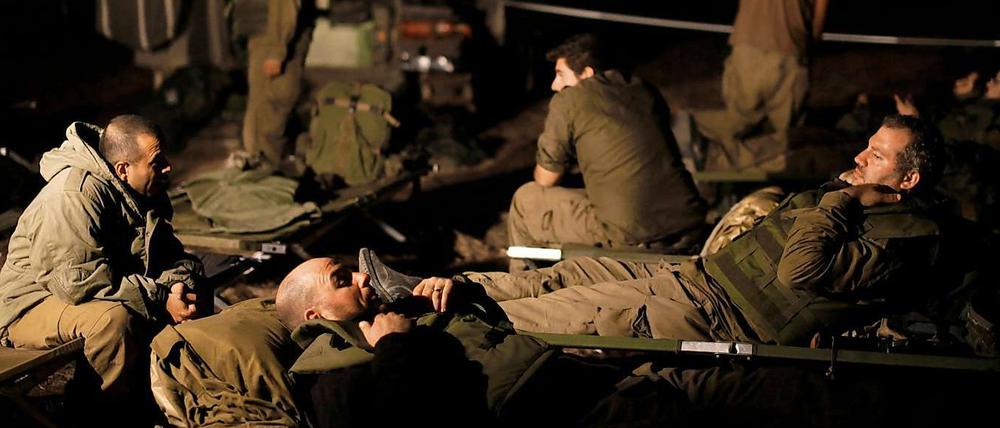Israelische Soldaten ruhen sich während der Waffenruhe aus. 