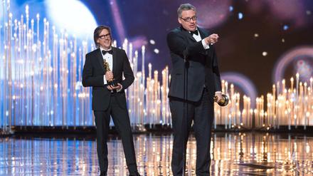 Charles Randolph (L) und Adam McKay nehmen ihre Oscars für das beste adaptierte Drehbuch für "The Big Short" entgegen.