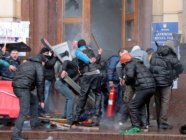 Angriff einer pro-russischen gruppe auf ein Maidan-lager in Charkiw. 