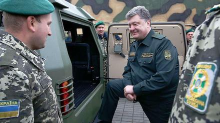 Der ukrainische Präsident Poroschenko zeigt sich gern in Uniform bei seinen Truppen.