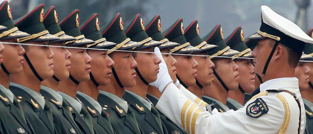 Soldaten der chinesischen Volksbefreiungsarmee in Reih und Glied